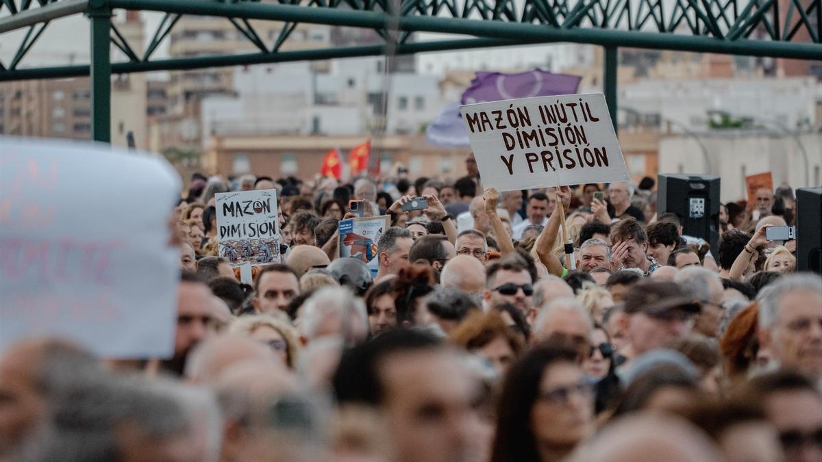 Decenas de personas durante una manifestación para pedir la dimisión de Mazón por la gestión de la dana, a 28 de septiembre de 2025, en Valencia, Comunidad Valenciana (España).