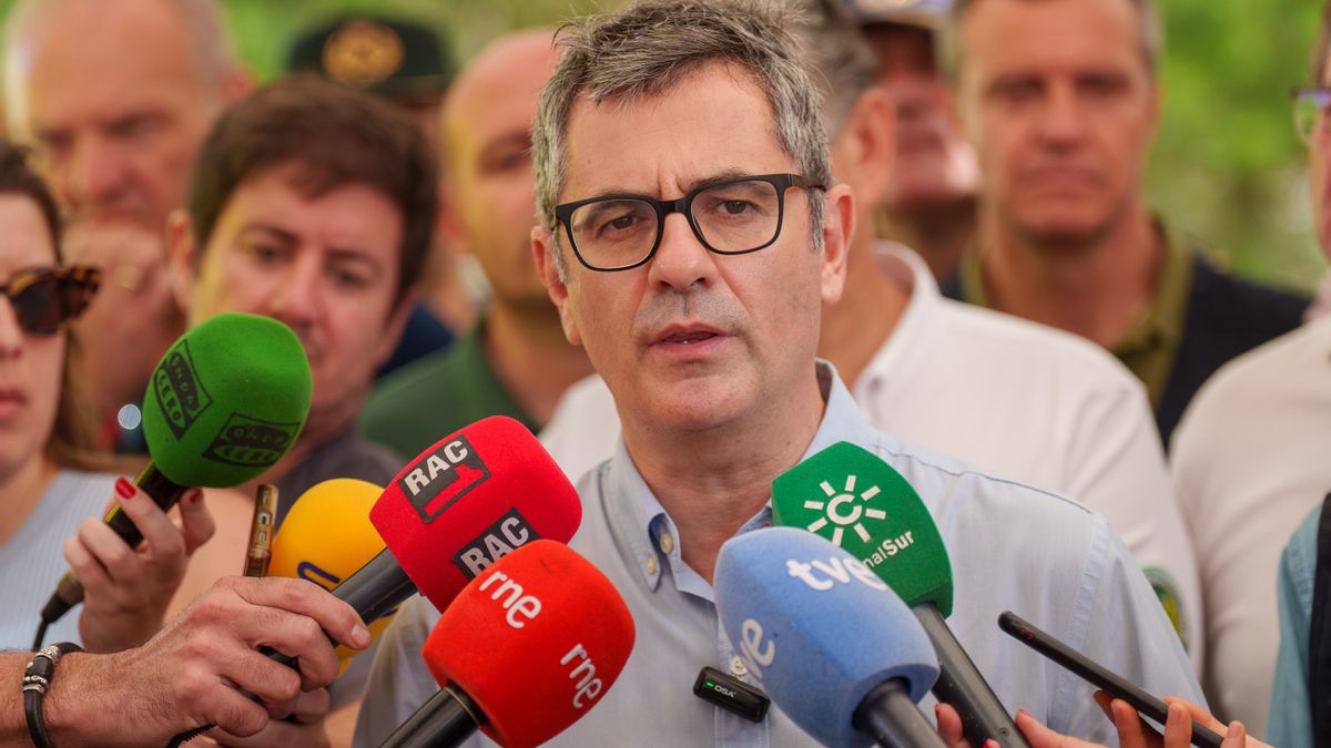 El ministro Félix Bolaños en el puesto de mando avanzado establecido en Turre (Almería) por el incendio de Los Gallardos.