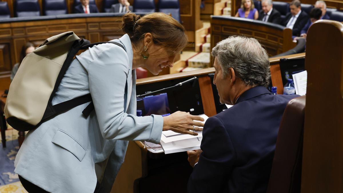 Mónica García conversa con el líder del Partido Popular (PP), Alberto Núñez-Feijóo (d), durante la primera sesión de control del nuevo período de sesiones este miércoles en el Congreso de los Diputados en Madrid.