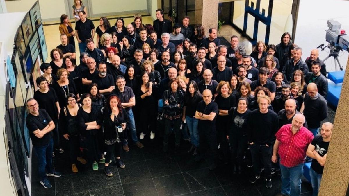 Personal de medios públicos del colectivo Defende a Galega, en el primer Black Friday, 25 de mayo de 2018