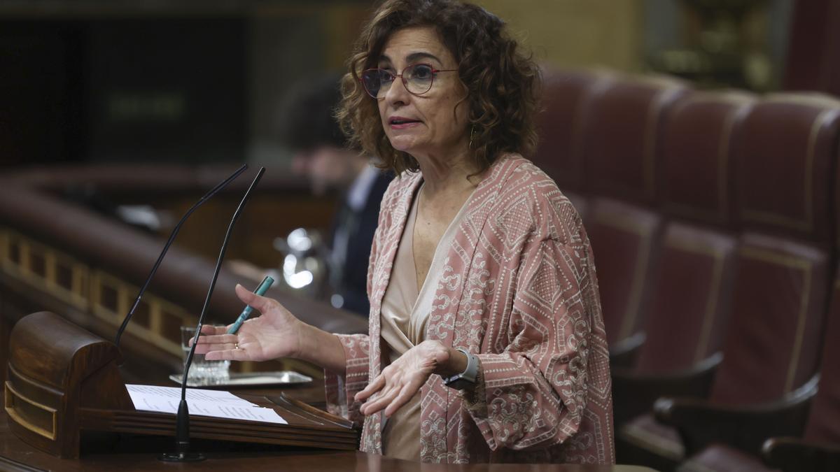 La vicepresidenta primera del Gobierno, María Jesús Montero, interviene en el debate relativo al objetivo de estabilidad presupuestaria, en el pleno en el Congreso, a 11 de diciembre de 2025.
