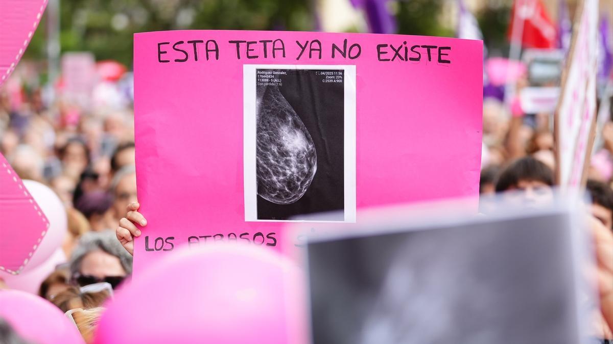 Imágenes de la concentración convocada por la asociación Amama el 26 de octubre de 2025 en Sevilla, Andalucía (España).