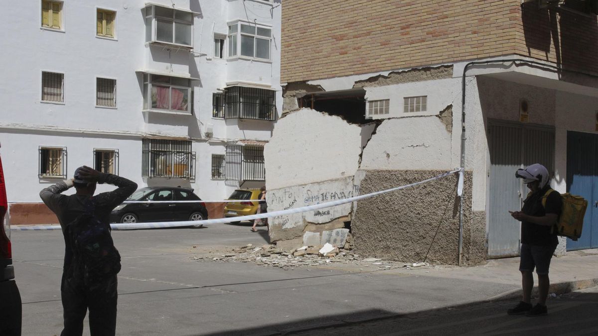 Desperfectos en una cochera del barrio granadino del Zaidón después de los numerosos terremotos registrados en Granada esta mañana.