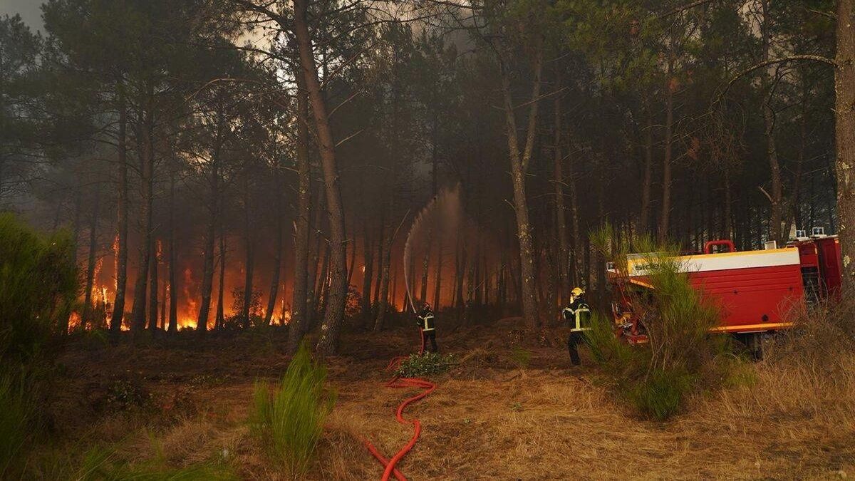 Los bomberos intentan proteger el municipio de Lège Cap Ferret, el 23 de julio de 2026.
