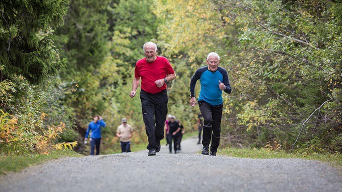 Archivo - Personas mayores corriendo.