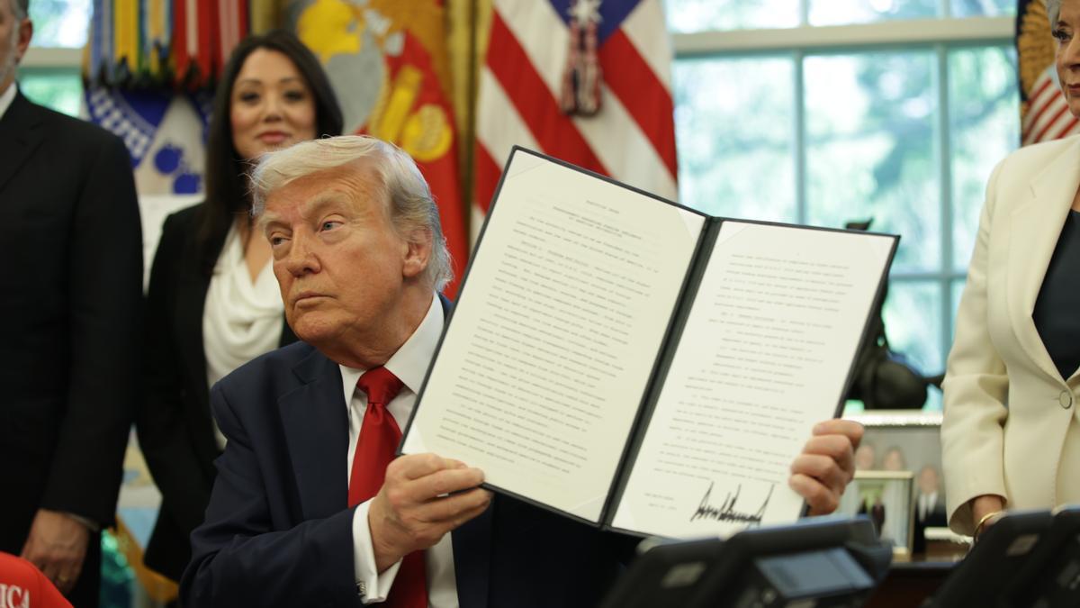 Del agua de la ducha a las pajitas para beber: las otras órdenes ejecutivas de Trump