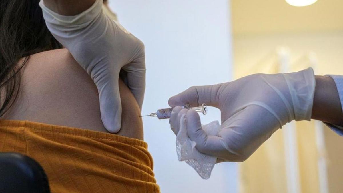Fotografía cedida por el Gobierno de Sao Paulo que muestra la aplicación de una vacuna contra el nuevo coronavirus desarrollada por el laboratorio chino Sinovac