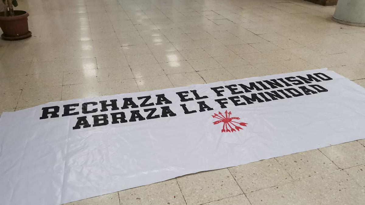 Pancarta de la Falange en la Facultad de Ciencias Políticas de la Complutense.