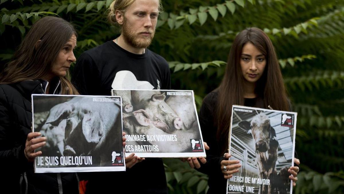 Activistas de la asociación animalista francesa 269 Life Liberation Animale protestan contra los mataderos en Clarens, Suiza, el 26 de septiembre.