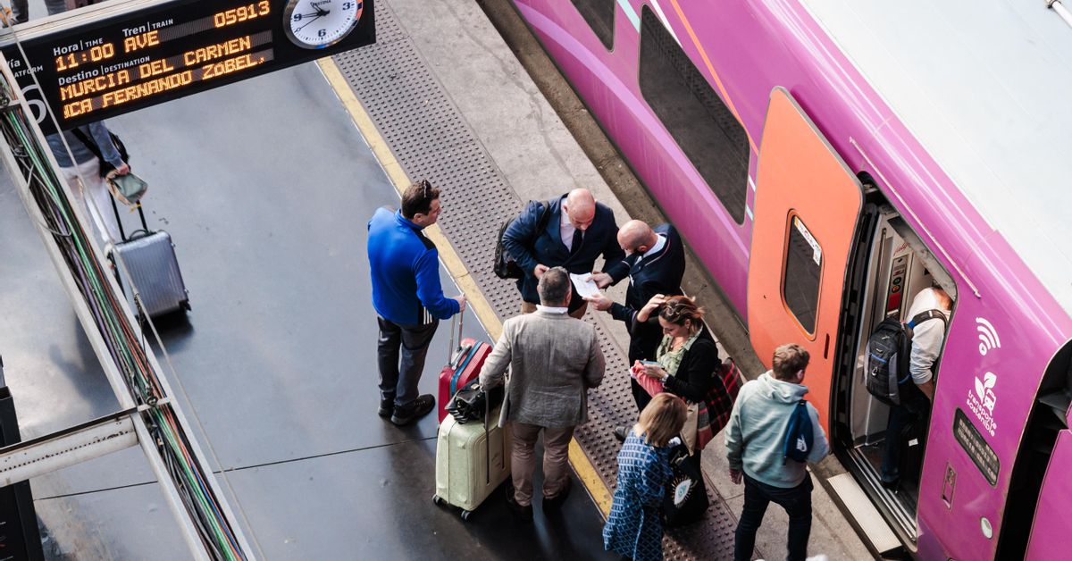 Los sindicatos convocan siete días de huelga en Renfe y Adif por el ...