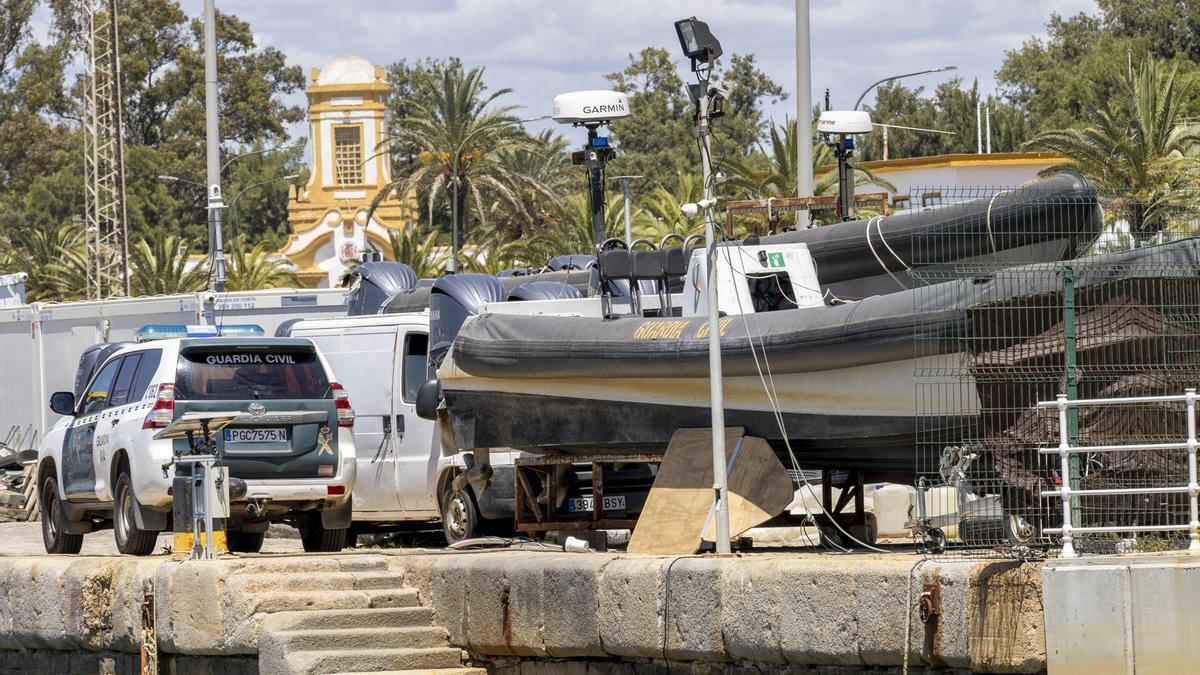 Guardia Civil este viernes, 8 de mayo, en el muelle de Levante, en Huelva.