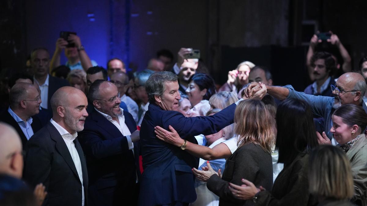 Feijóo rescata las viejas recetas (y mentiras) de Vox para presentar su plan antiinmigración