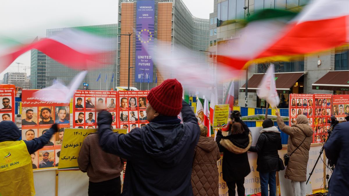 Partidarios del Consejo Nacional de Resistencia de Irán se manifiestan en Bruselas para instar a la UE a incluir al Cuerpo de la Guardia Revolucionaria Islámica (RGC) en la lista negra de organizaciones terroristas, en Bruselas, Bélgica, el 29 de enero de 2026.