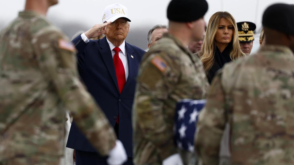 El presidente de Estados Unidos, Donald Trump, durante el traslado de uno de los militares fallecidos en el ataque contra Irán.