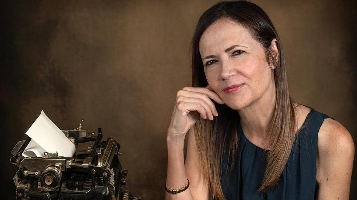 La escritora Selena Millares publica  la novela 'Al calor de tu nombre'.