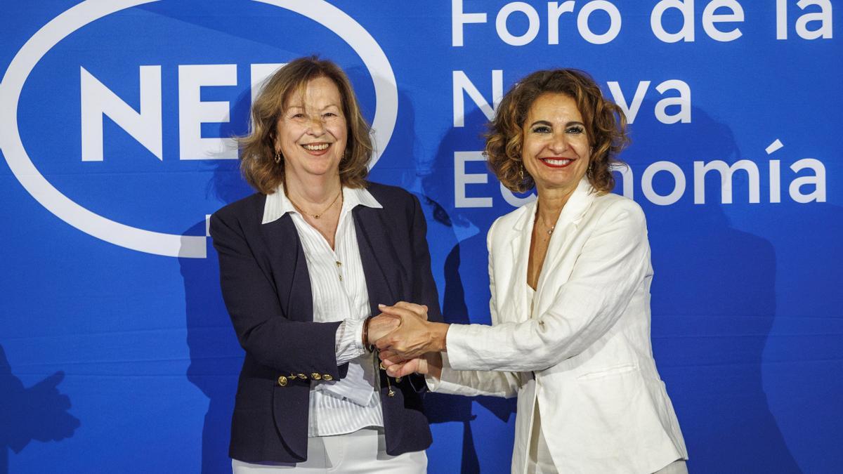 Carmen Romero presenta a María Jesús Montero en Foro Nueva Economía.