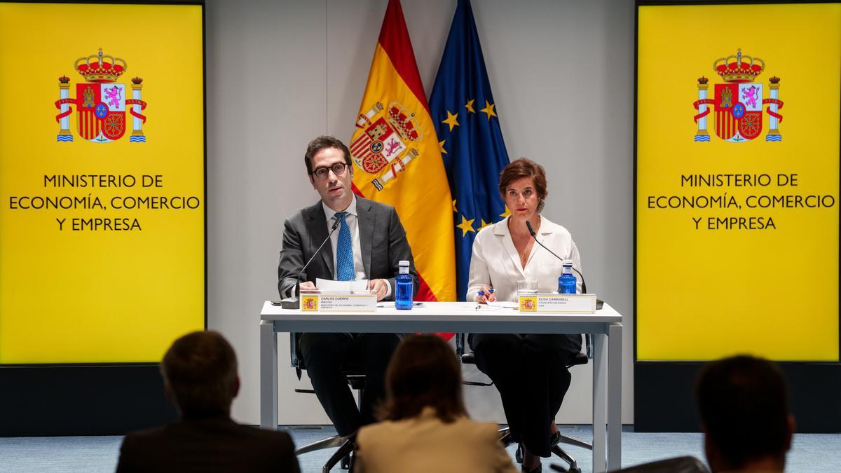 El ministro de Economía y Comercio, Carlos Cuerpo y la consejera Delegada de ICEX España, Elisa Carbonell, durante una rueda de prensa posterior al Consejo Interterritorial de Internacionalización.