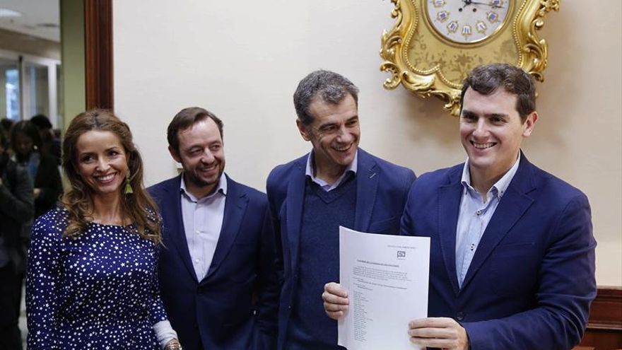 Albert Rivera acompañado de los diputados de su formación Toni Cantó, Patricia Reyes y Miguel Gutierrez.