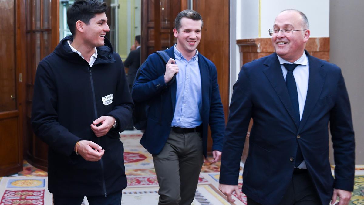 El periodista Vito Quiles (i) y el secretario general del Partido Popular, Miguel Tellado (d), a su salida de una sesión plenaria en el Congreso de los Diputados.