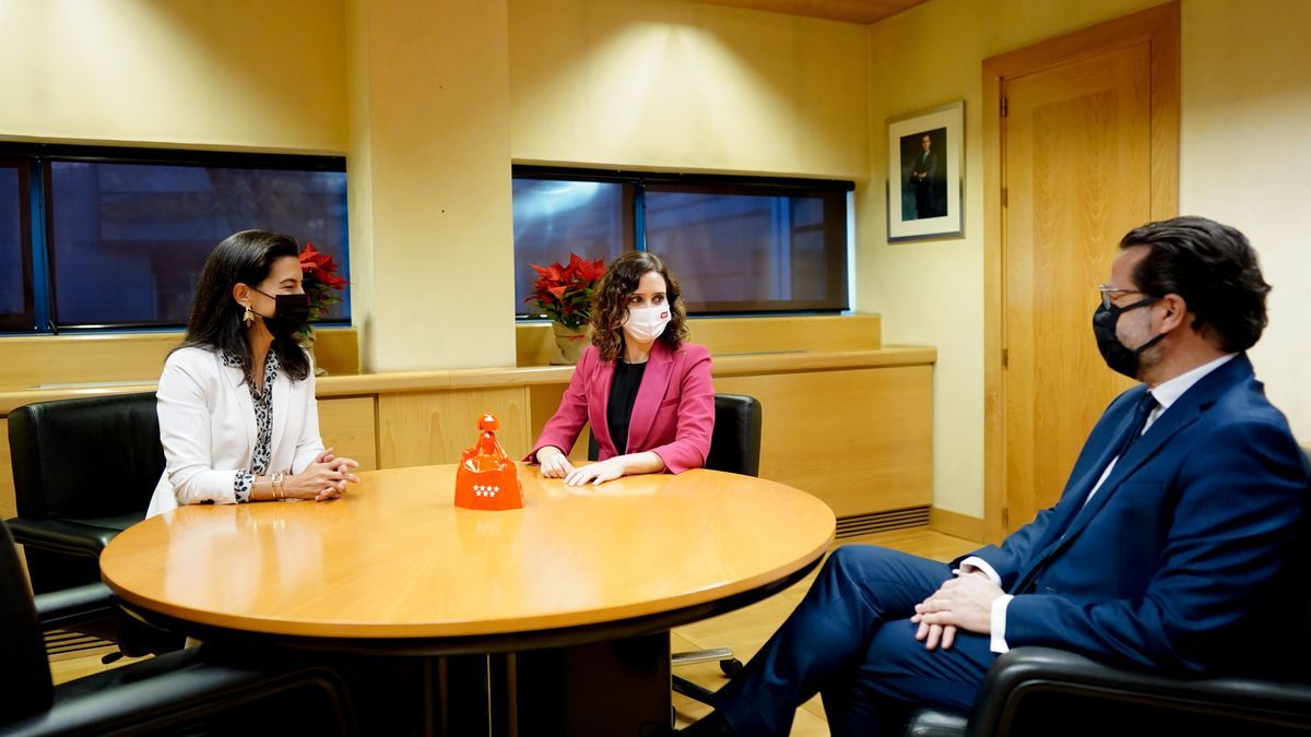 La presidenta madrileña, Isabel Díaz Ayuso, junto a la líder de Vox, Rocío Monasterio.