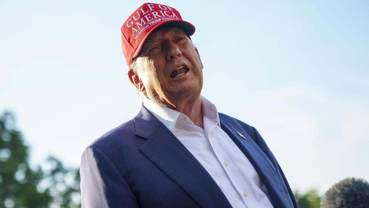 El presidente estadounidense, Donald Trump, habla con los medios al salir de la Casa Blanca.