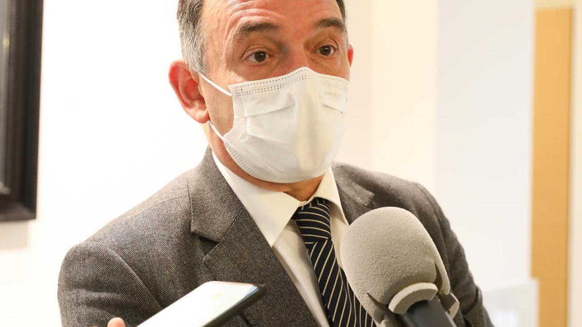 El nuevo secretario de Estado para la Agenda 2030, Enrique Santiago, respondiendo a los medios.