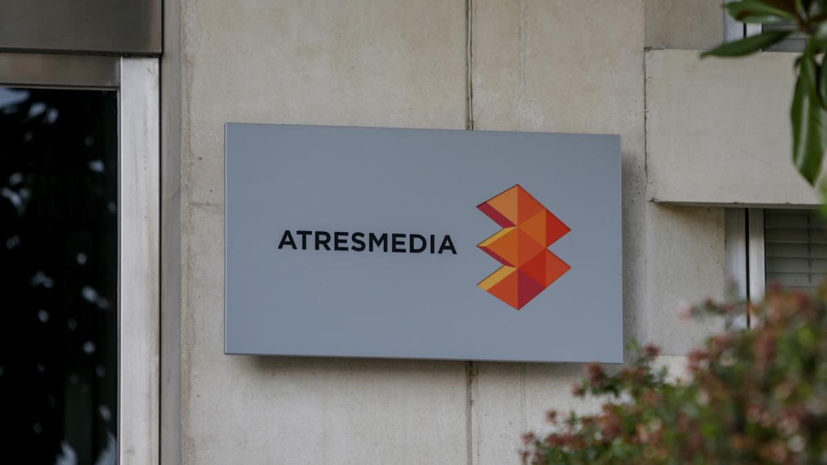 Archivo - Letras y logo de Atresmedia en la entrada al edificio de la sede del grupo de comunicación Atresmedia