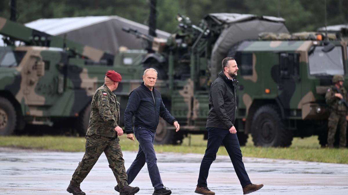 El Primer Ministro Donald Tusk, el Viceprimer Ministro y Ministro de Defensa Nacional Wladyslaw Kosiniak-Kamysz y el Comandante General de las Fuerzas Armadas, Teniente General Marek Sokolowski durante una visita al Área de Entrenamiento de la Fuerza Aérea Central en Ustka, norte de Polonia.
