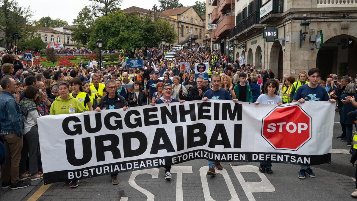 Cientos de personas durante una manifestación contra la construcción del museo Guggenheim Urdaibai.