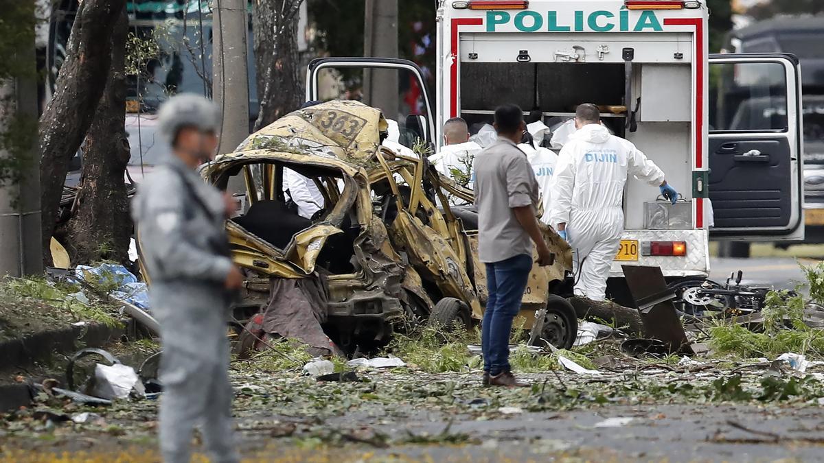 V Kolumbiji v dveh napadih z eksplozivom umrlo najmanj 18 ljudi, več kot 60 ranjenih; vlada obtožuje disidente FARC