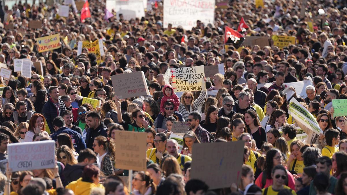 Decenas de personas durante una manifestación con motivo de la huelga de docentes en Catalunya.