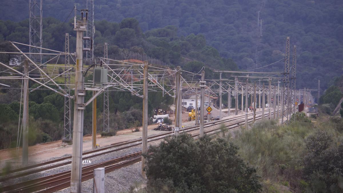 Trabajos en las vías del tren en el lugar del accidente de trenes de Adamuz.