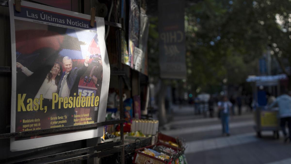 La portada de un periódico chileno con la noticia de que José Antonio Kast llega a la presidencia de Chile.