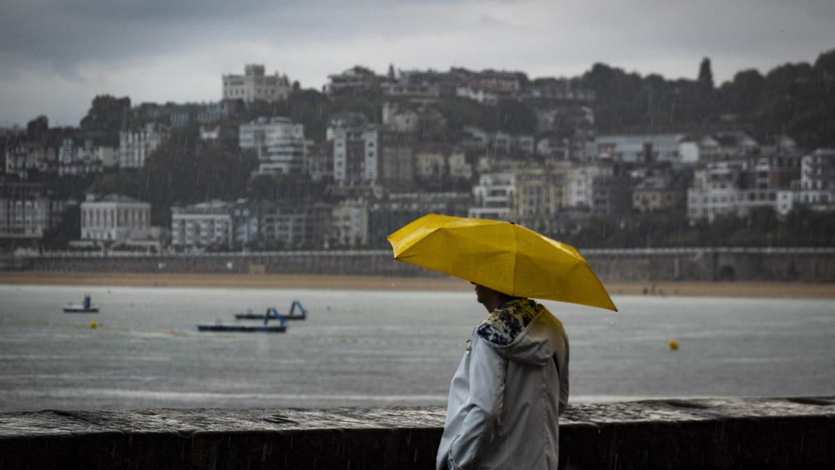 Una mujer observa el mar este miércoles en San Sebastián.