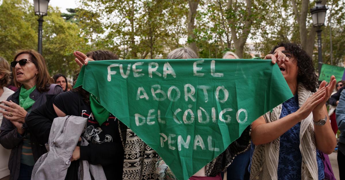 La cruzada antiaborto del presidente del Colegio de Médicos de Madrid da alas a bulos y teorías acientíficas