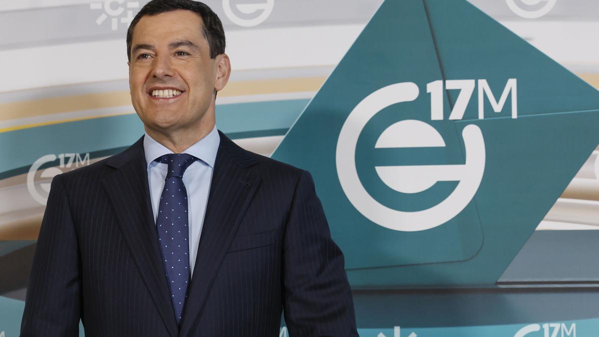 Juanma Moreno, presidente de la Junta de Andalucía, a su llegada al debate de Canal Sur.