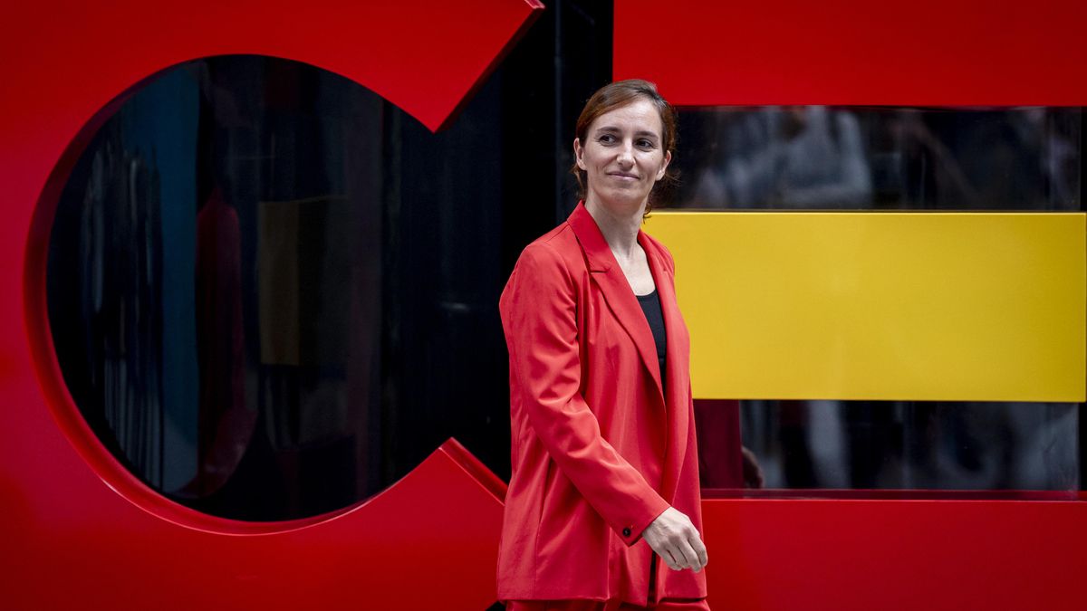 La ministra de Sanidad, Mónica García, llega al acto 'España, vanguardia de la industria verde' en la sede del ICEX, a 8 de septiembre de 2025, en Madrid.