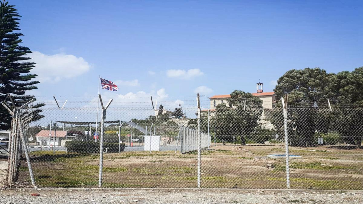 Una gran bandera británica ondeando en la estación de Dhekelia, base del ejército británico en la zona de operaciones especiales (SBA) de Chipre.