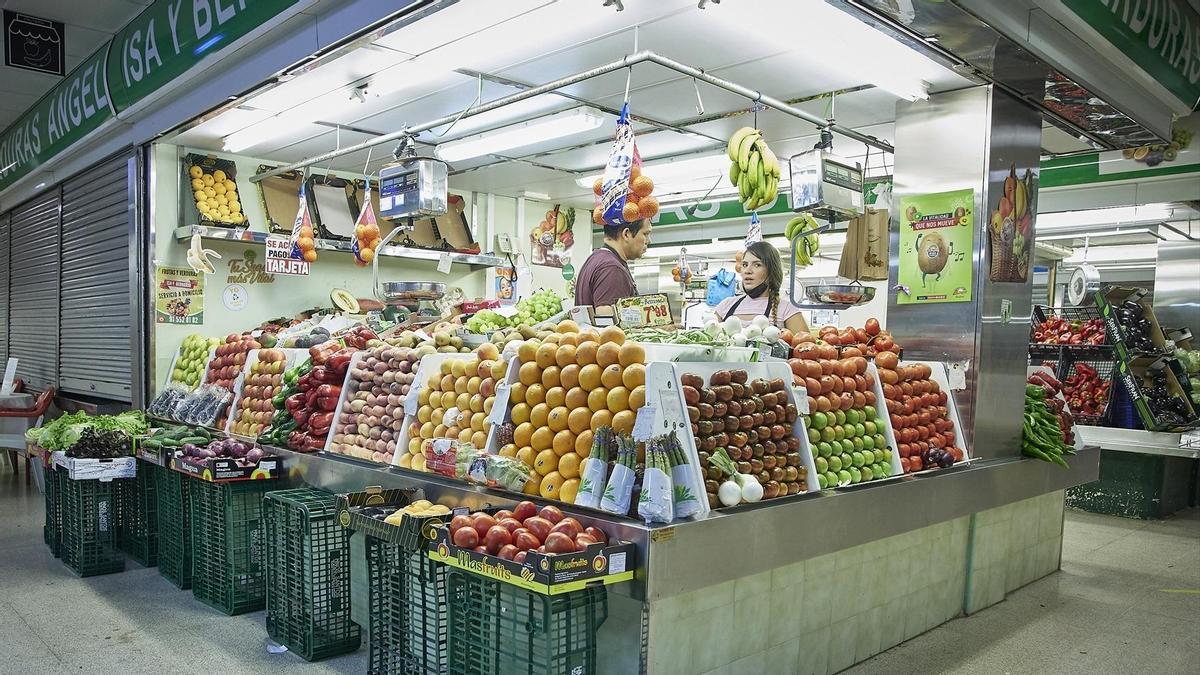 Un estante de frutas en el Mercado Municipal de Pacífico, a 6 de agosto de 2022, en Madrid.