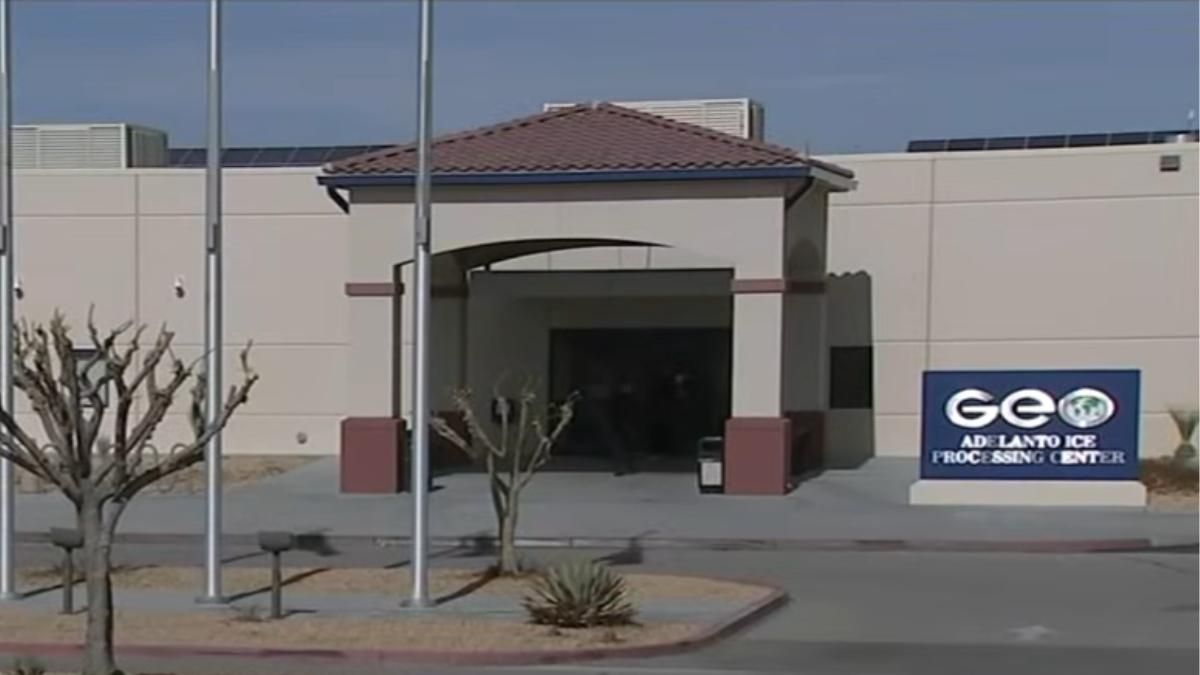 Exterior del centro de detención de Geo Group en Adelanto, California.
