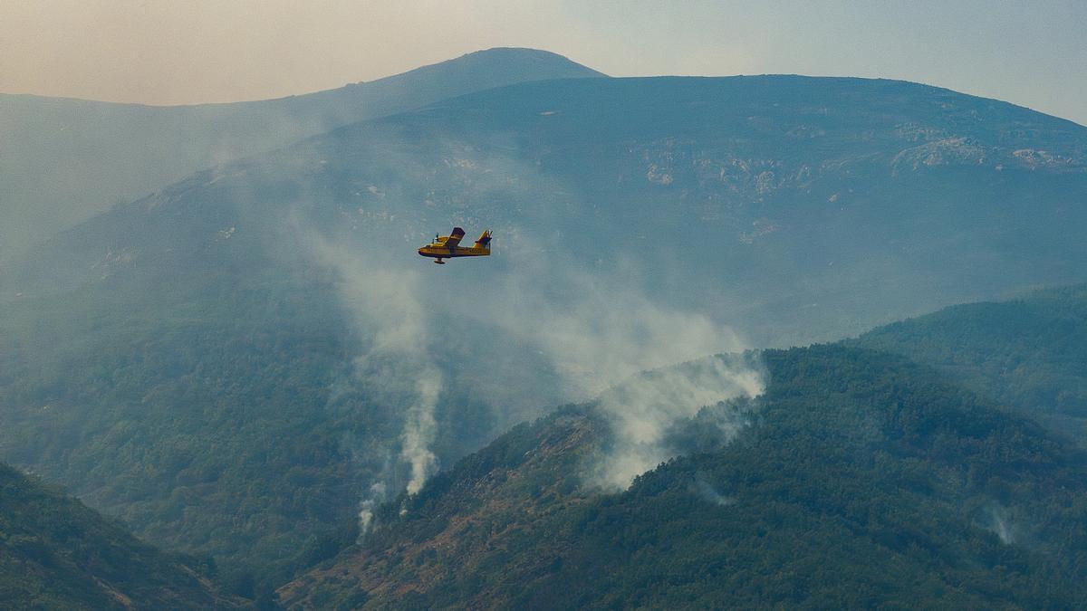 Un hidroavión colabora en las labores de extinción del fuego, a 20 de agosto de 2025, en Jerte, Cáceres.