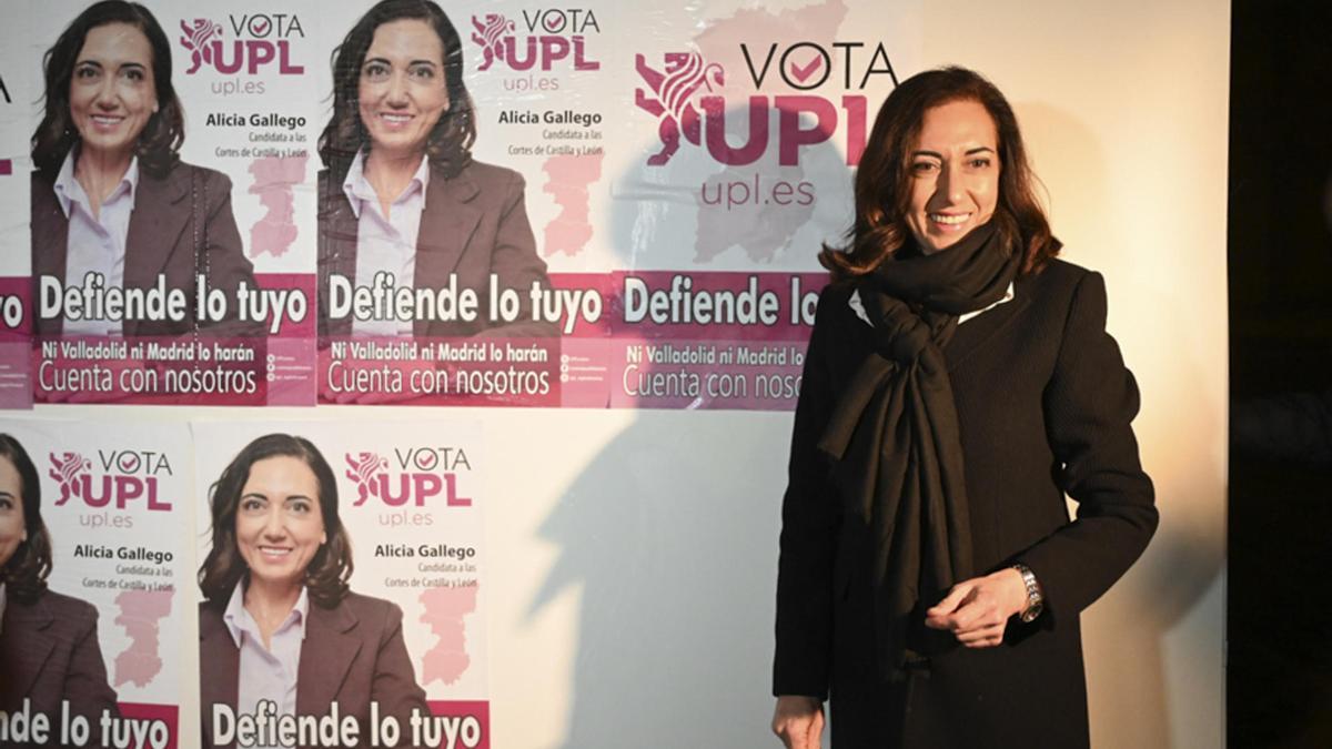 Alicia Gallego, candidata de Unión del Pueblo Leonés (UPL) a la Junta de Castilla y León, durante la pegada de carteles.