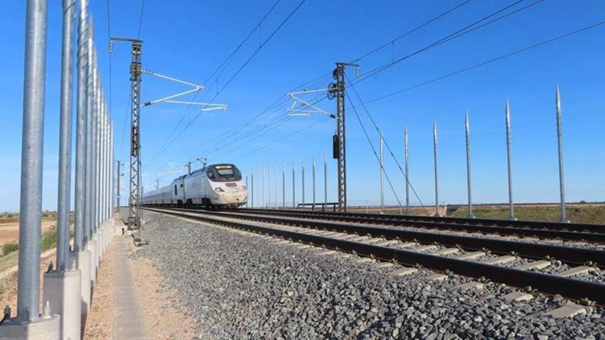 Un AVE en una via del tren.