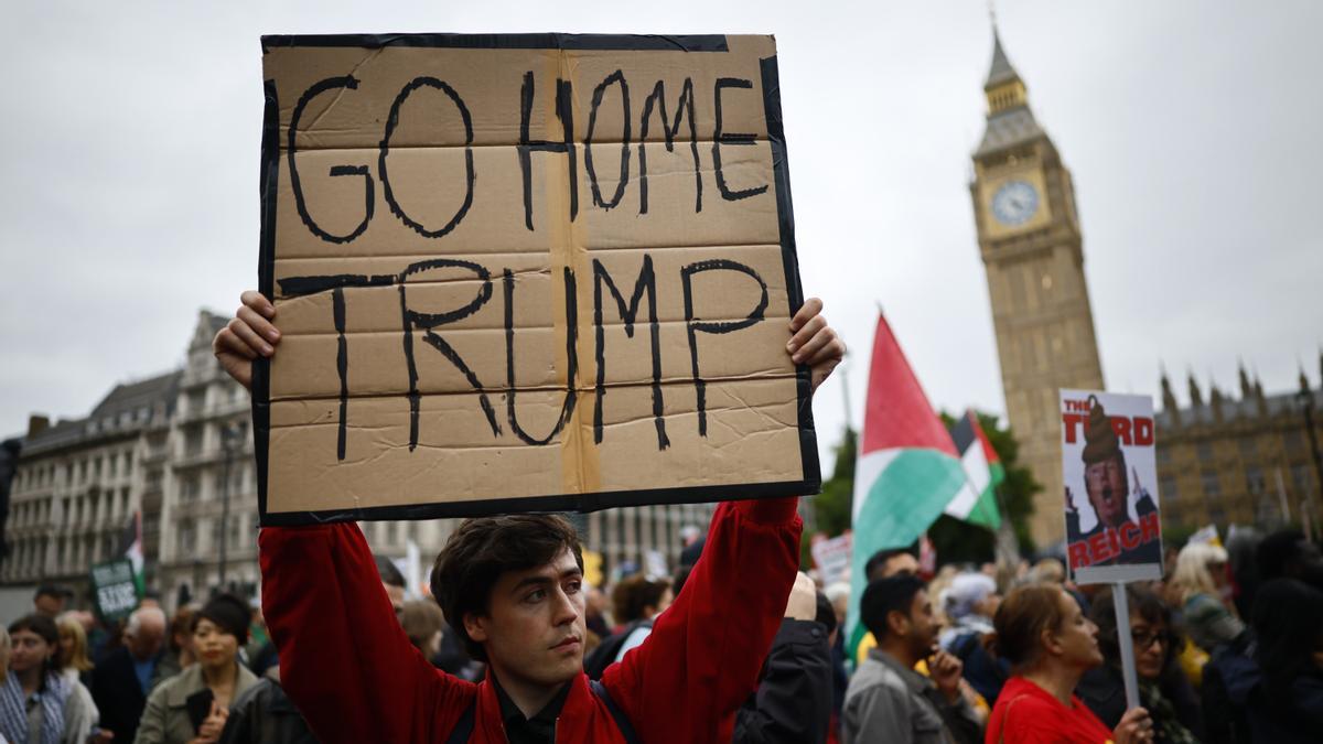 Un manifestante durante una manifestación contra la visita de Estado al Reino Unido del presidente estadounidense Donald J. Trump.