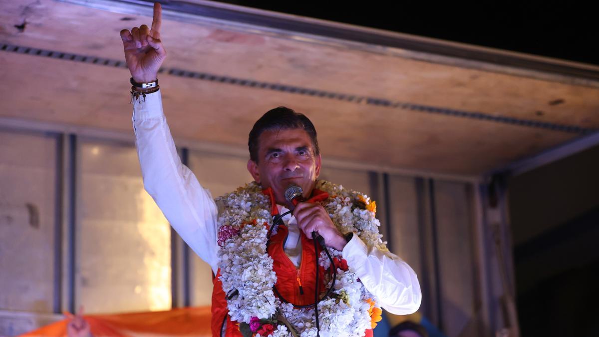 Rodrigo Paz Pereira pronuncia un discurso tras ganar las elecciones, en La Paz (Bolivia).