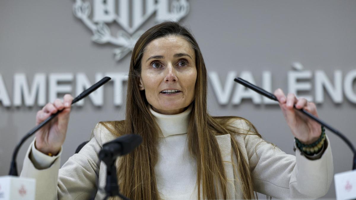 La edil de Vox en el Ayuntamiento de València, Cecilia Herrero, durante la rueda de prensa convocada este lunes para explicar su baja voluntaria de militancia solo unos días después de que el partido expulsara a otro edil.