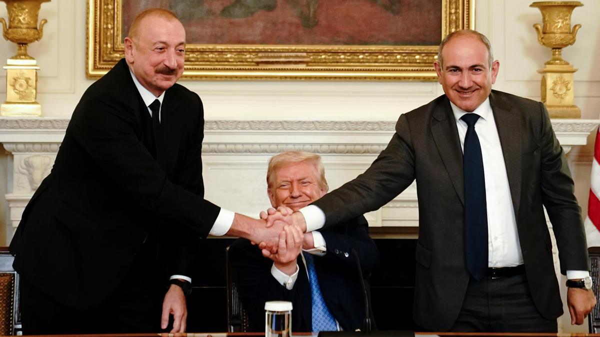 El presidente de Azerbaiyán, Ilham Aliyev; el presidente de Estados Unidos, Donald Trump; y el primer ministro de Armenia, Nikol Pashinyan, se unen durante una ceremonia de firma en el Comedor de Estado de la Casa Blanca.