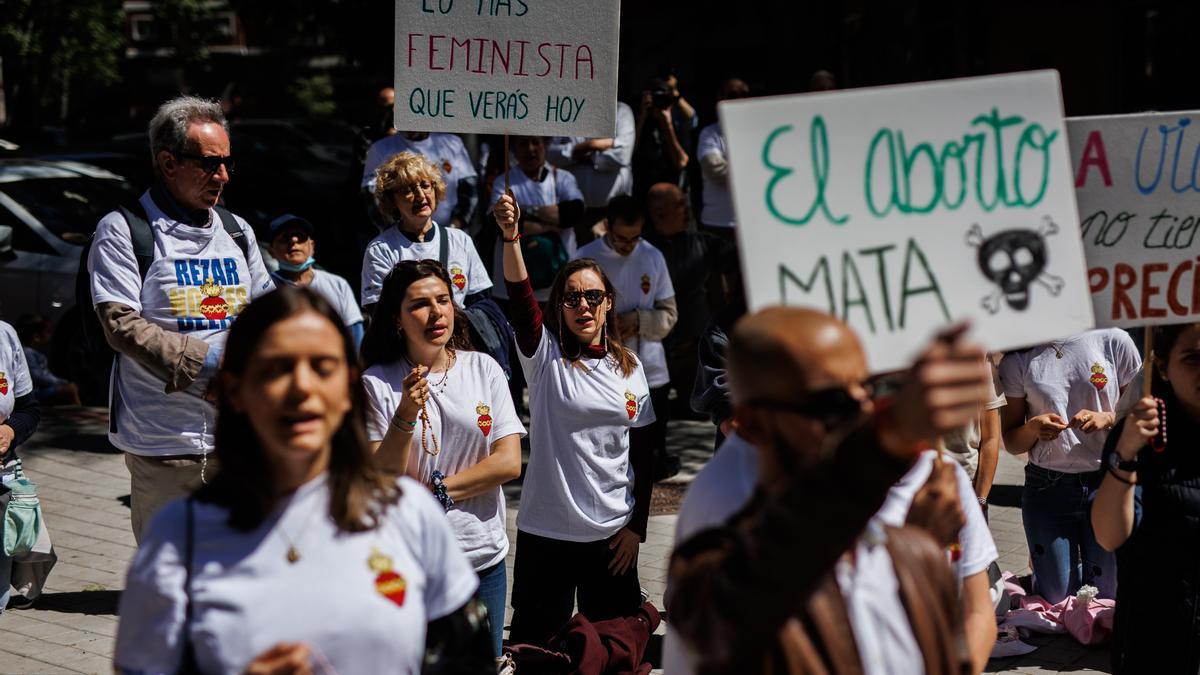 Varias personas pancartas marcha antiabortista