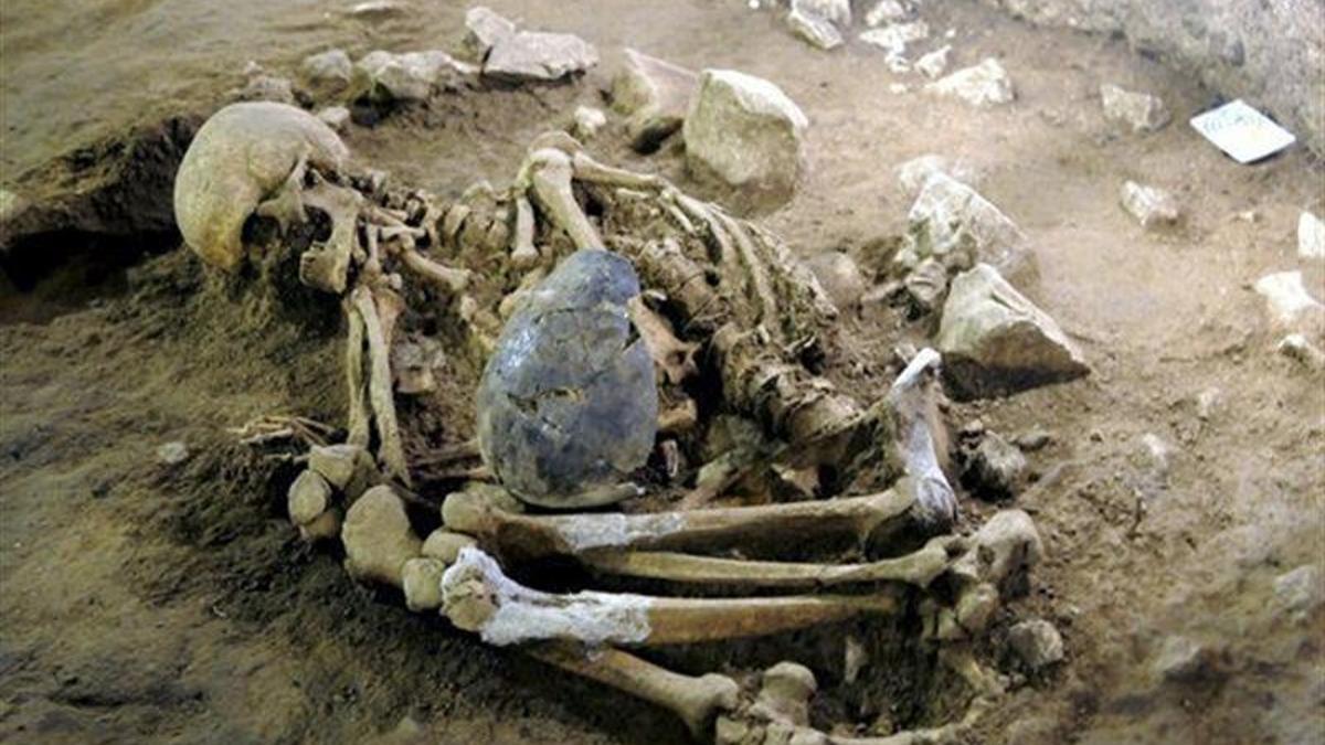 Restos hallados en la cueva de Can Sadurní, en la localidad barcelonesa de Begues.