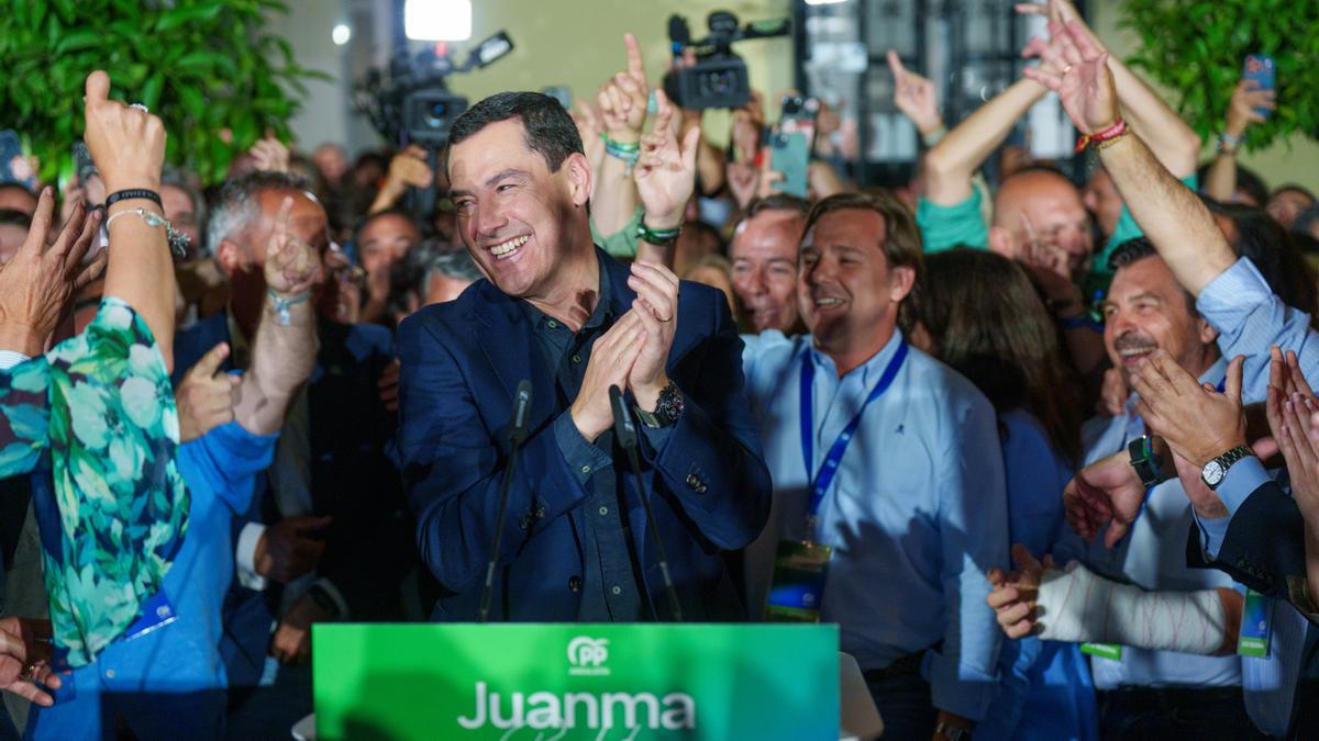 El candidato del PP andaluz a la reelección, Juanma Moreno, celebra los resultados electorales.